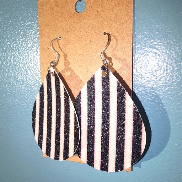 Teardrop Shaped handmade earrings - Black and white stripe with shimmery glitter - Picture 2 of 6